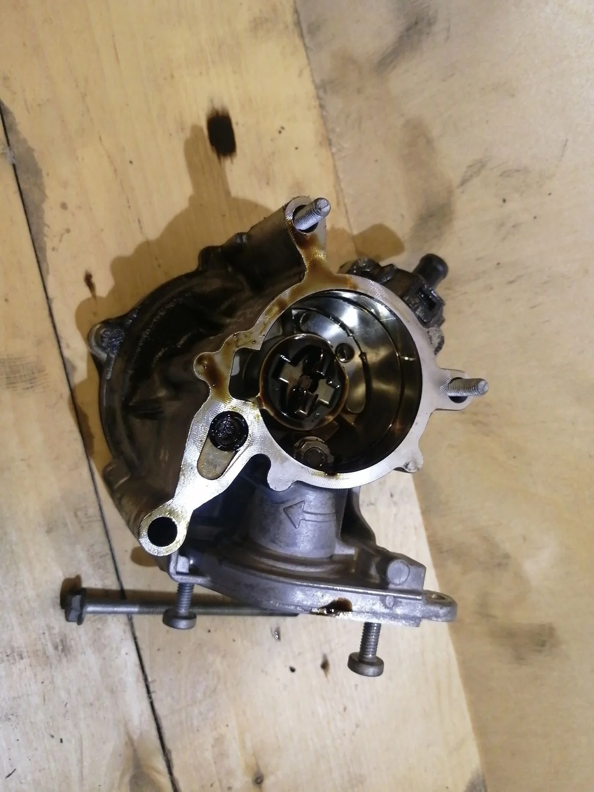 Насос вакуумный Audi A4 B8 (2007—2012)