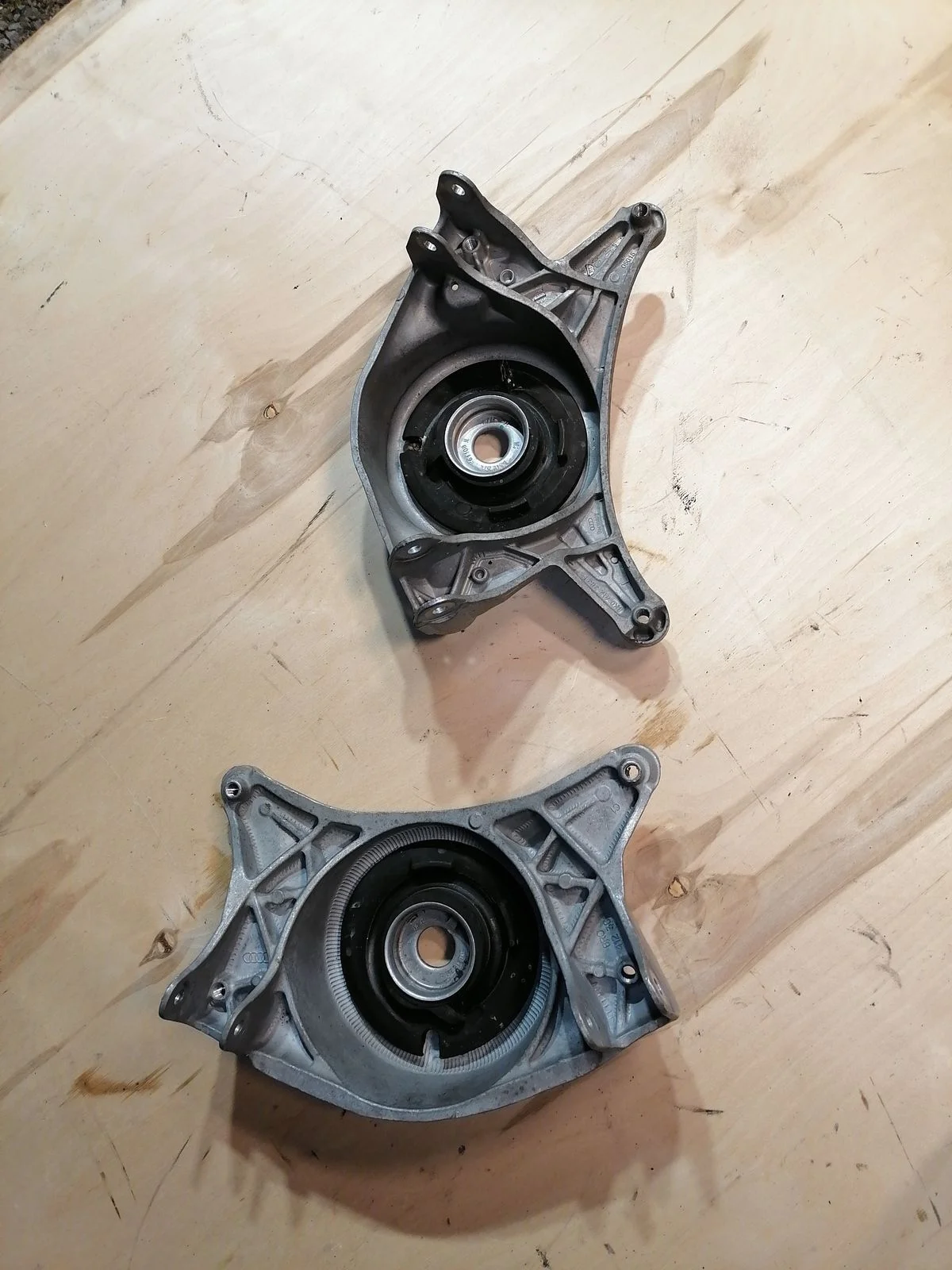 Кронштейн амортизатора Audi A4 B8 (2007—2012)