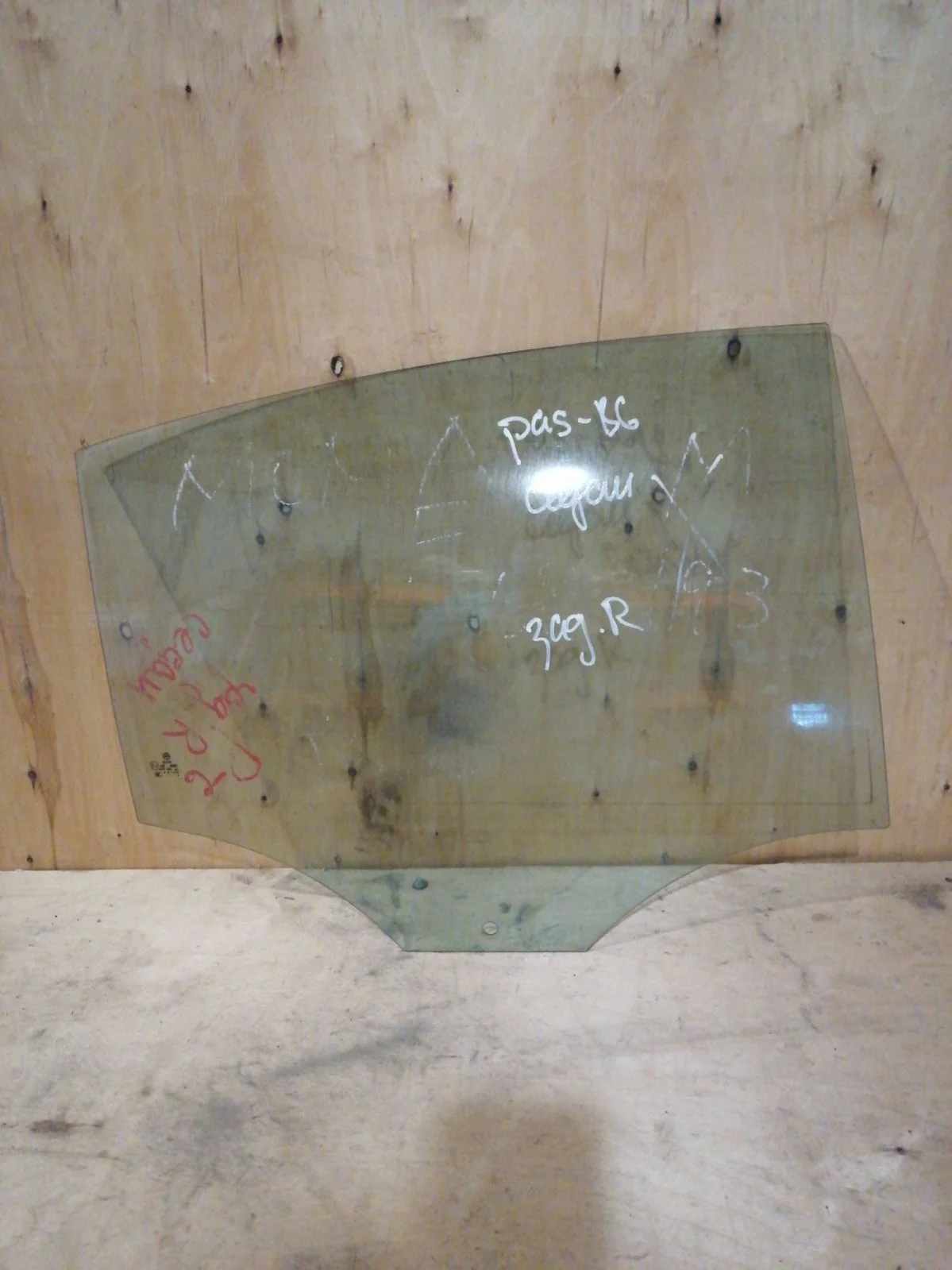 Стекло двери задней Volkswagen Passat B6 (2005—2010)