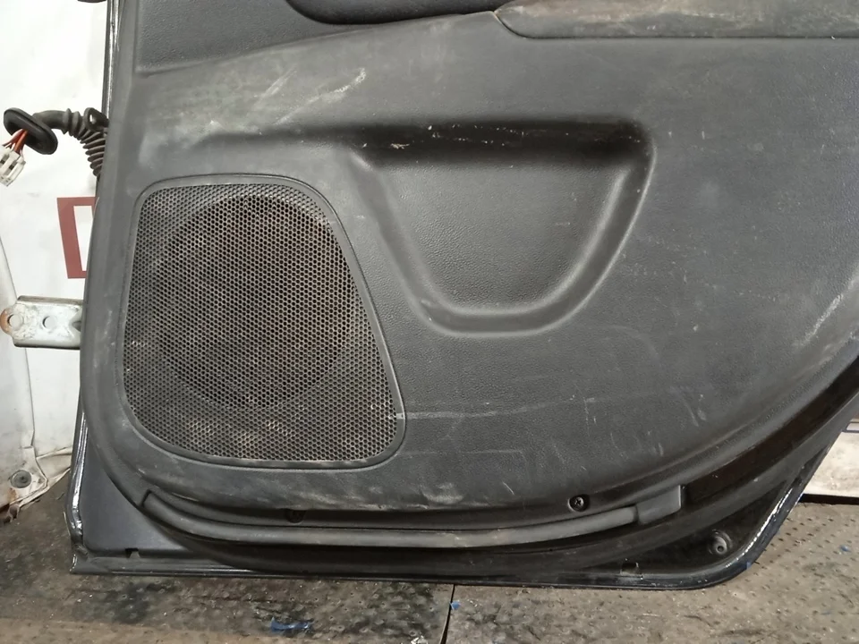 Дверь задняя правая Б/У потертсоти царапины