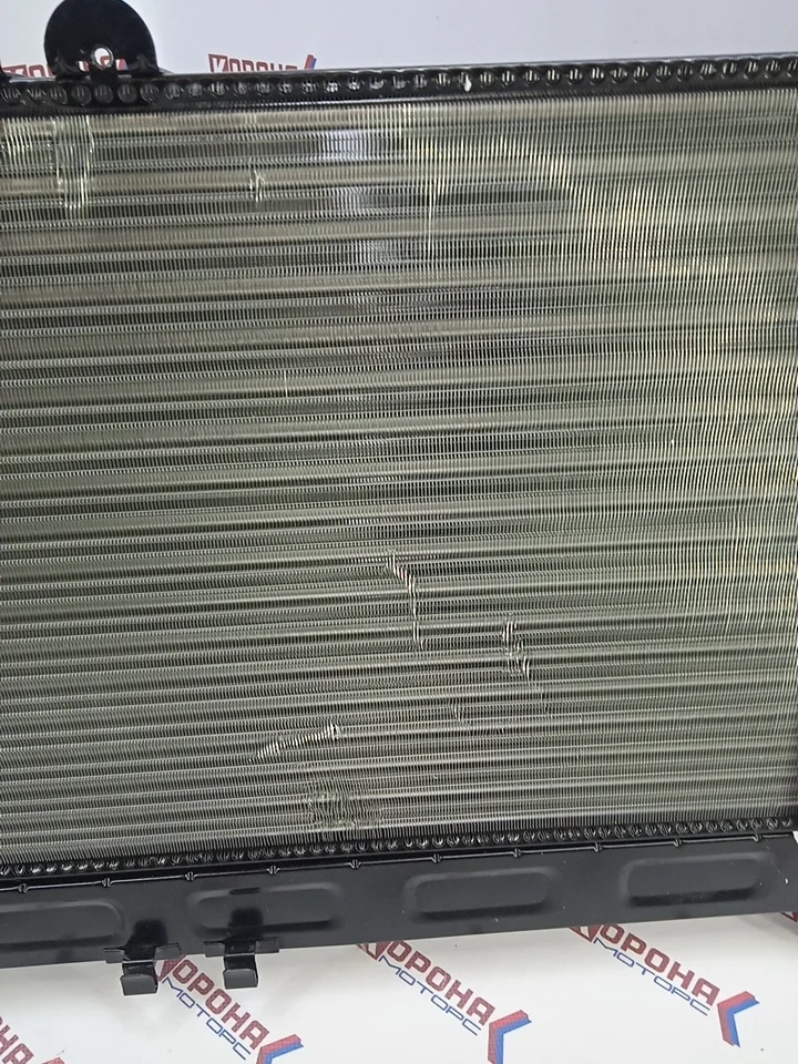 Радиатор охлаждения (МКПП с кондиционером) Уценка Новый уценка Не товарный вид мелкие замятины