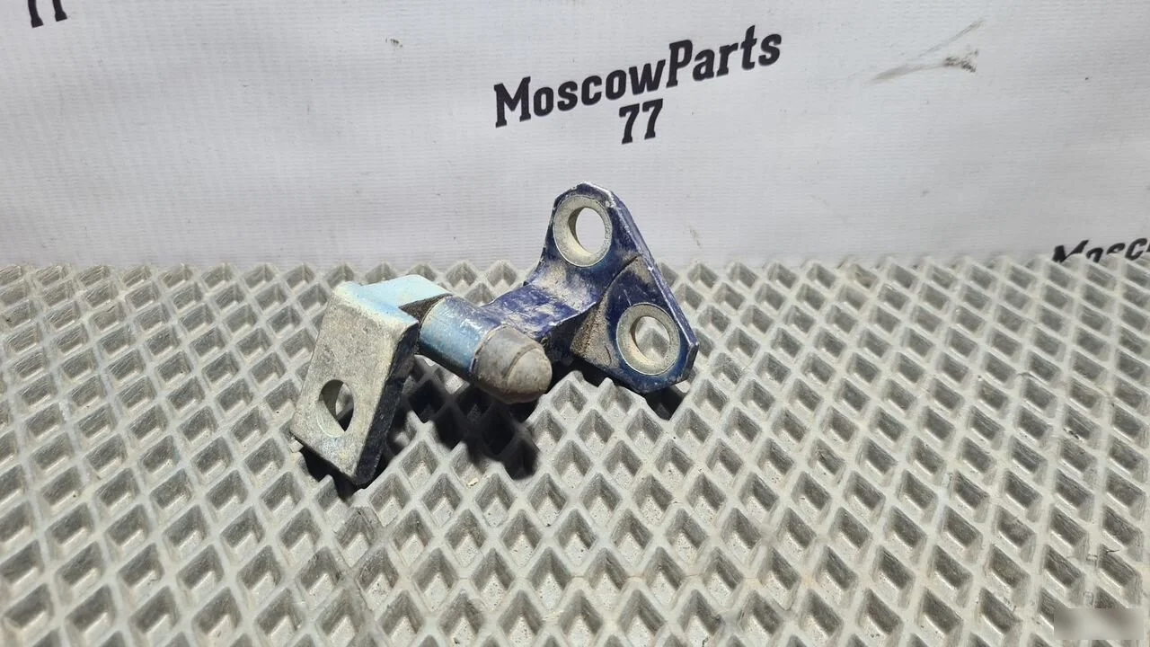 Петля двери задняя правая верхняя Volkswagen Passat B6 (2005—2010)