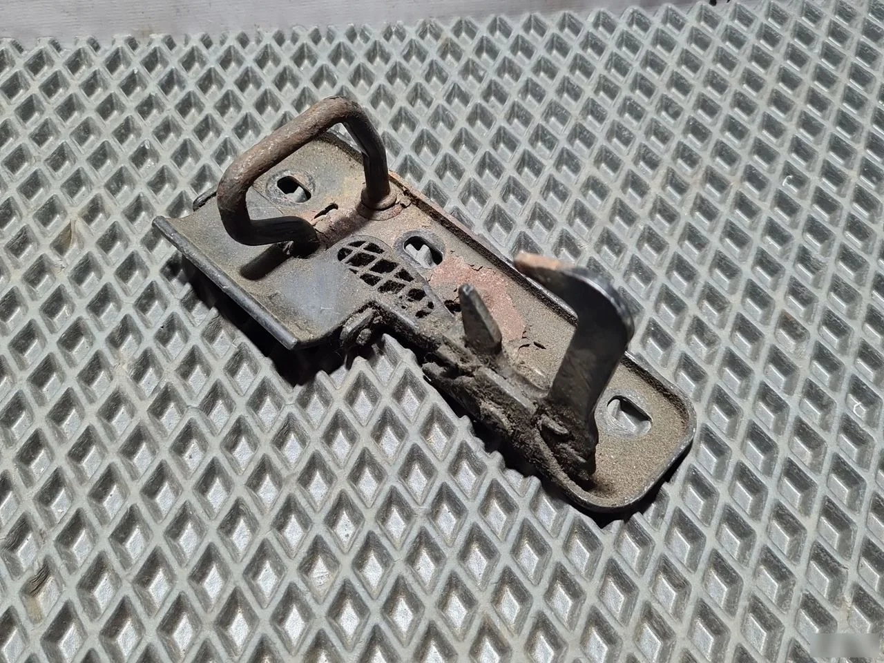 Замок крюк капота Volkswagen Golf Volkswagen Golf Mk5 (2003—2009)