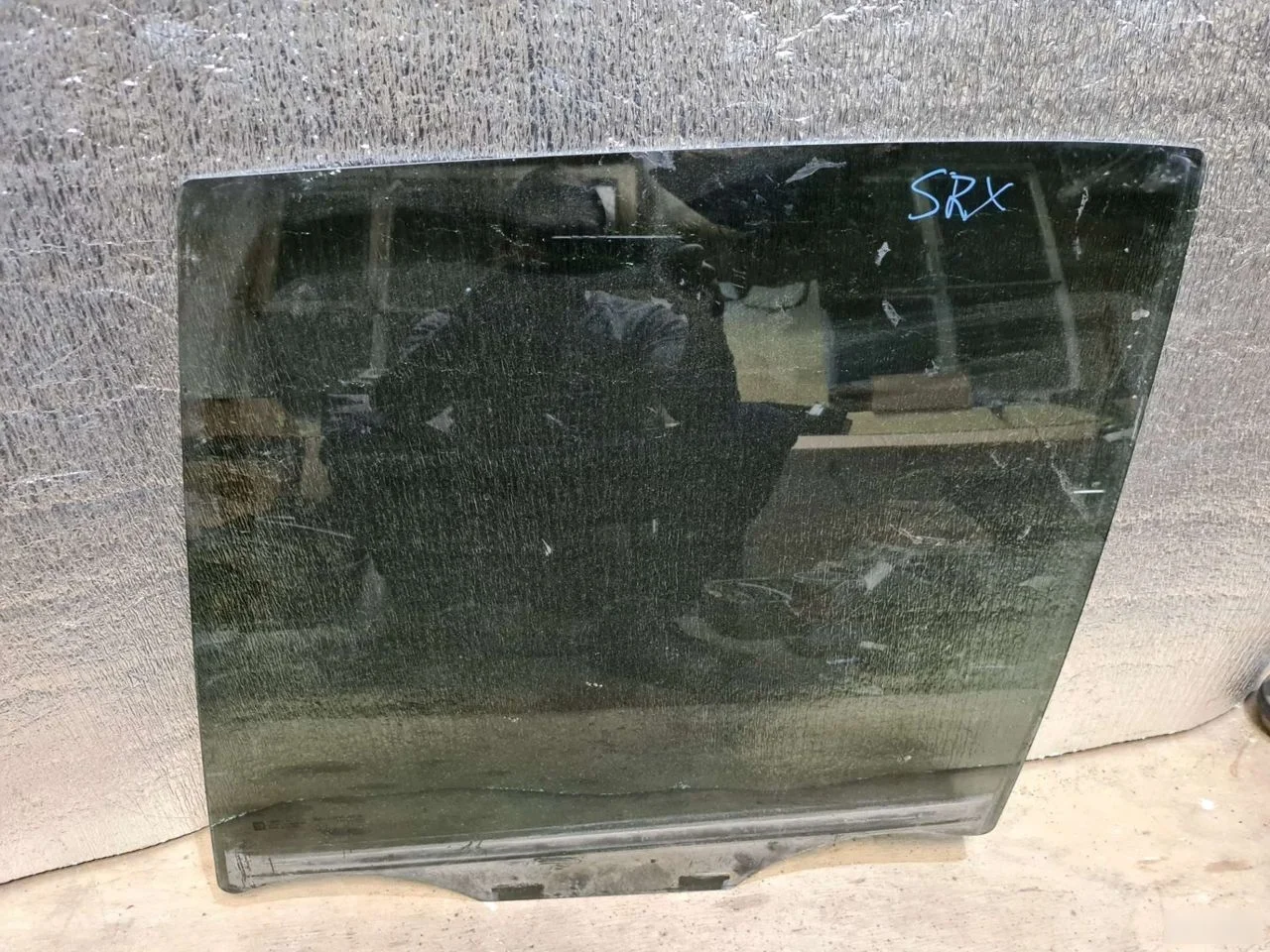 Стекло задней левой двери Cadillac SRX I (2003—2009)