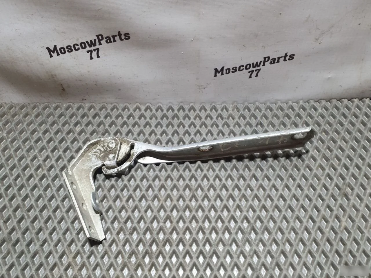 Петля капота правая VW Passat B5 Volkswagen Passat B5 (1996—2001)