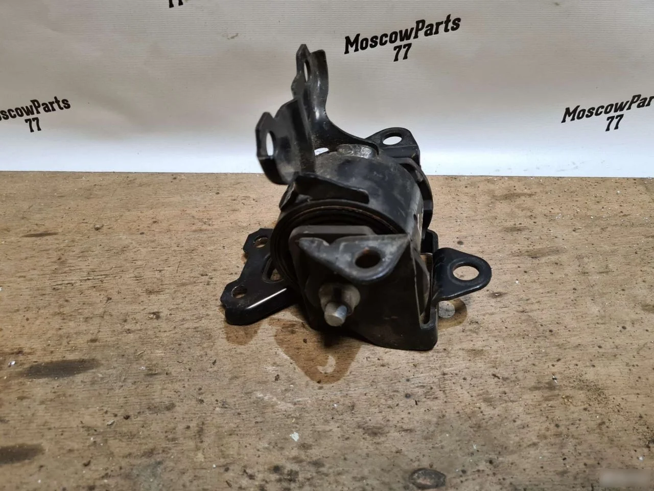 Опора двигателя левая Mitsubishi Outlander II (2005—2009)
