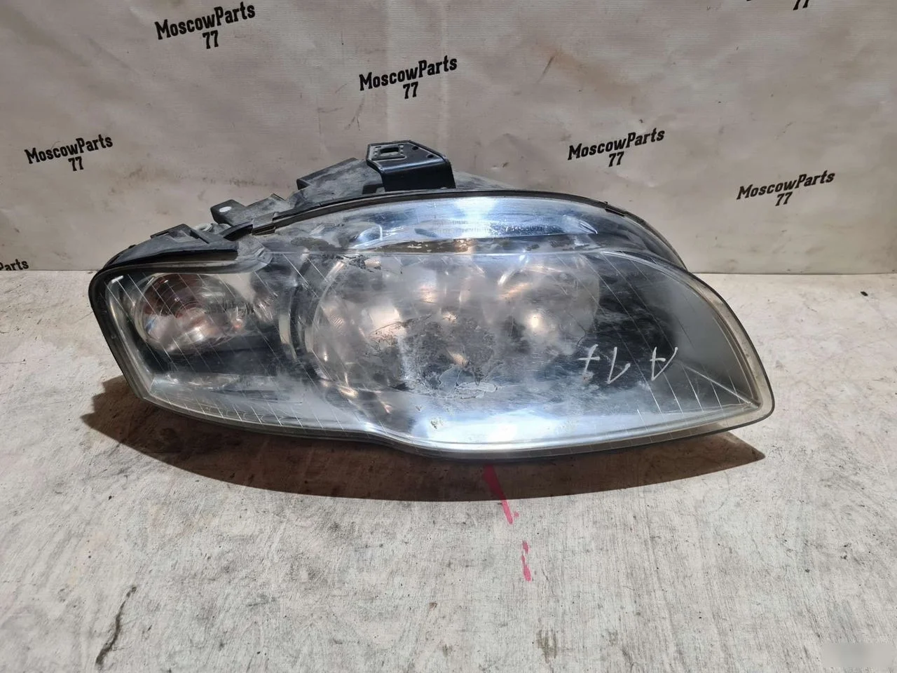 Фара правая Audi A4 B7 (2004—2009)
