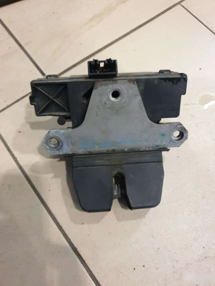 Замок крышки багажника Ford Focus II рестайлинг (2007—2011)