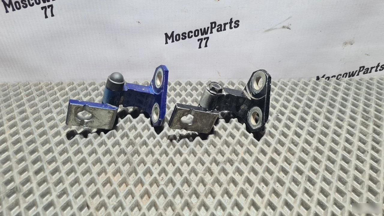 Петля задней левой двери верхняя Volkswagen Passat B6 (2005—2010)