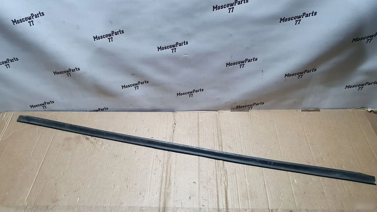 Уплотнитель стекла передний левый Mercedes-Benz C-класс W204/S204 (2006—2011)