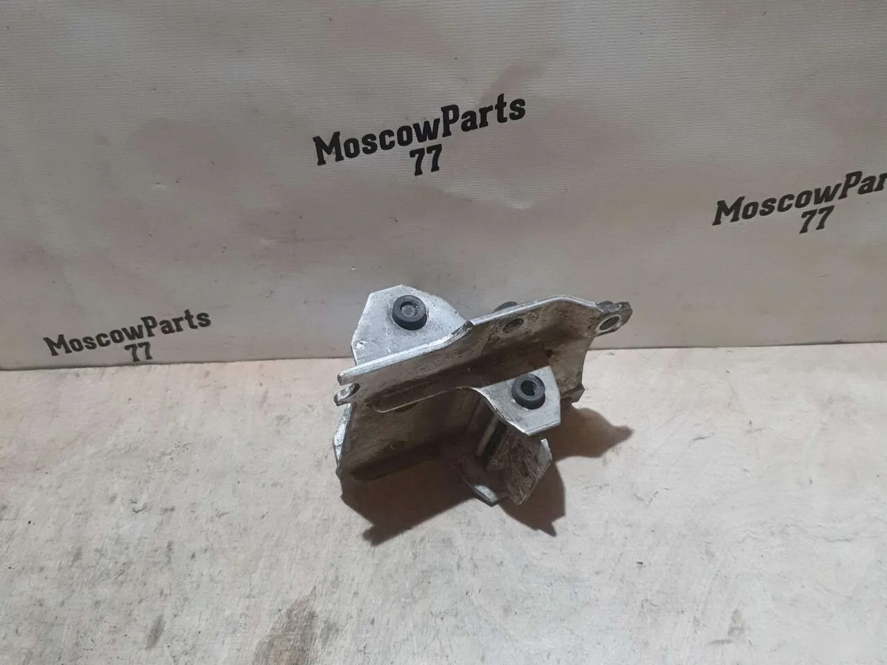 Кронштейн радиатора правый BMW 7 серия F01/F02 (2008—2012)