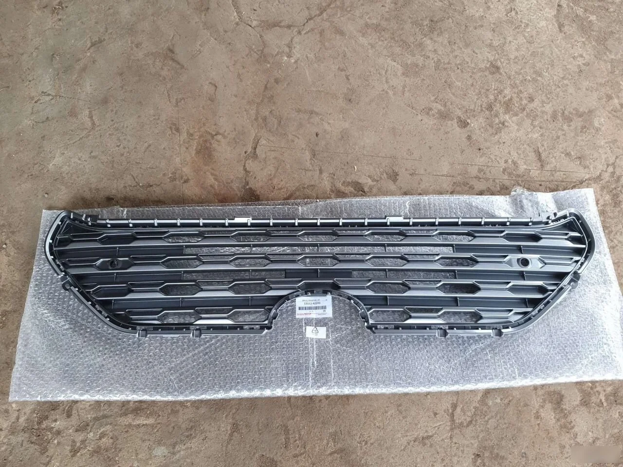 Новая оригинальная решетка радиатора Toyota RAV4 V (2018—2026)