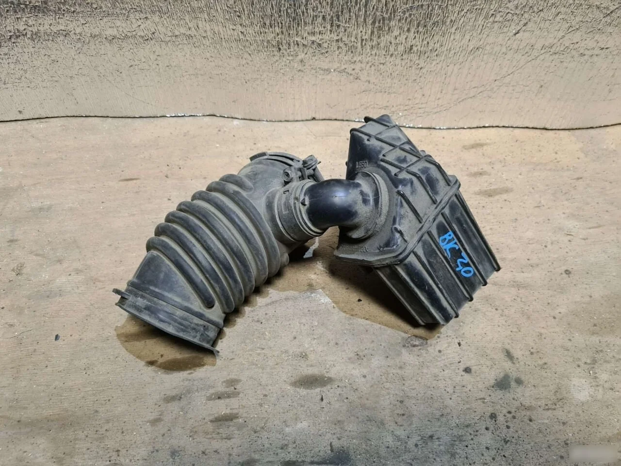 Патрубок воздушного фильтра с резонатором Mazda 3 BK рестайлинг (2006—2009)