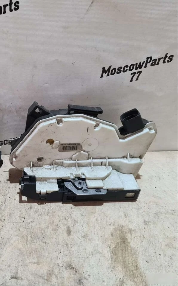 Замок двери задний левый Volkswagen Tiguan I (2007—2011)