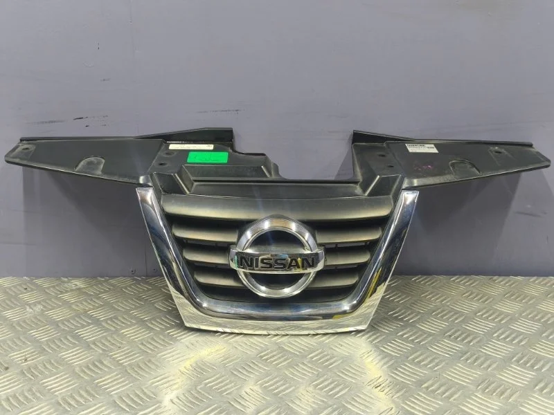 Решетка радиатора Nissan Juke 2011 620701KA0A NF15 MR16DDT