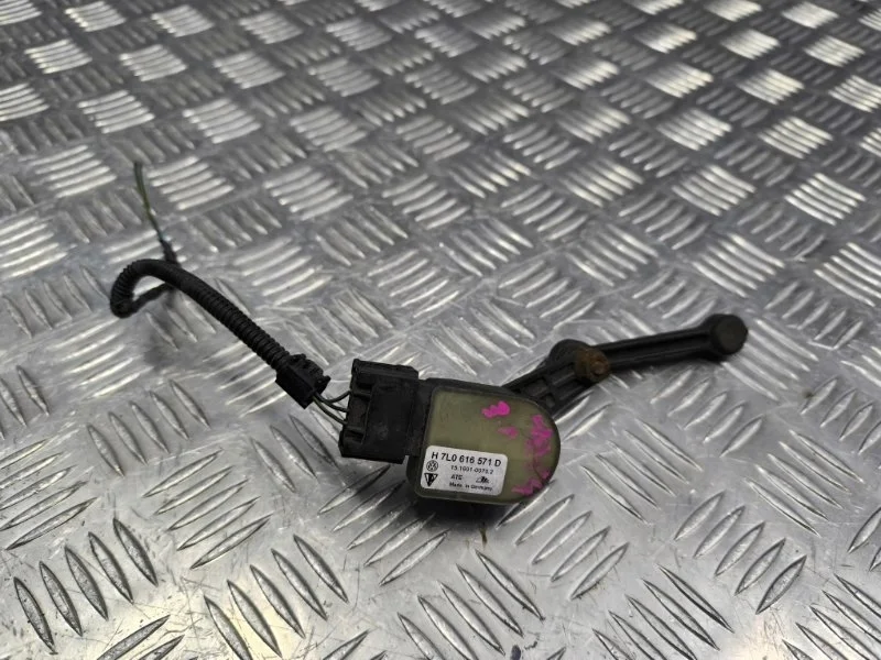Датчик высоты дорожного просвета volkswagen Touareg 2007 7L0616571D 7L BHK