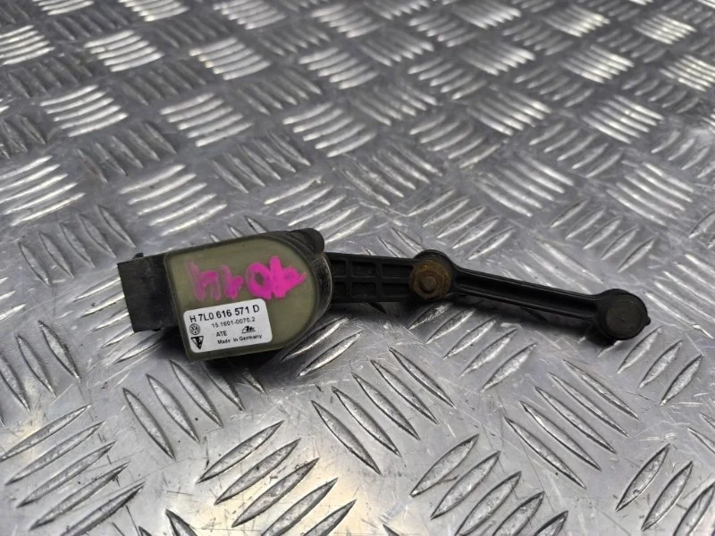 Датчик высоты дорожного просвета volkswagen Touareg 2007 7L0616571D 7L BHK, задний