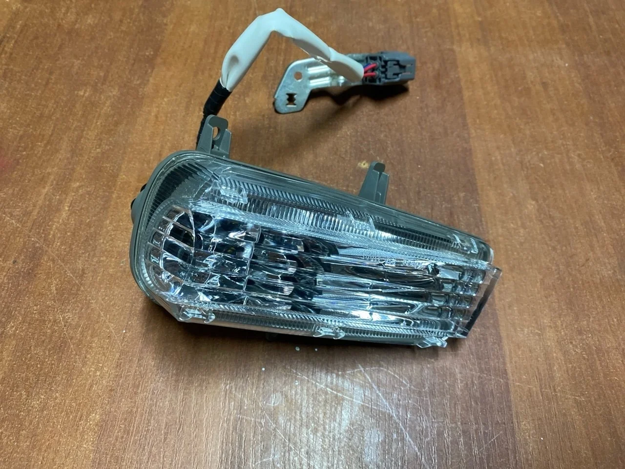 Повторитель поворота в бампер Mazda CX-7 2009 E22151070, левый