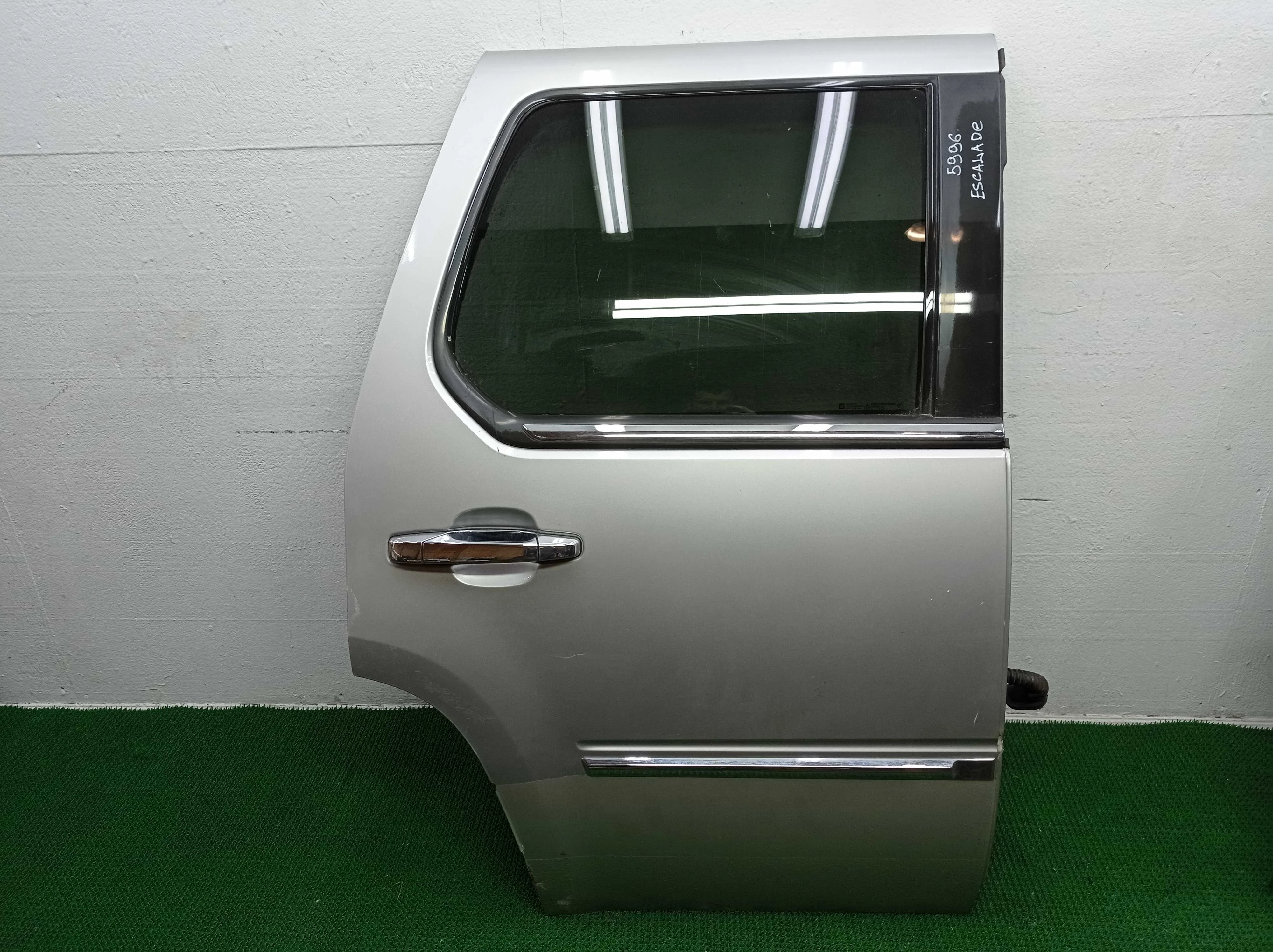 Стекло двери задней правой Cadillac Escalade III 2006 - 2014 (GMT900) гибрид 6.0 Автомат