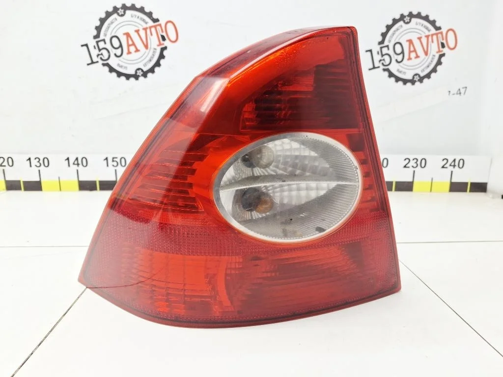Фонарь задний левый Ford Focus 2007