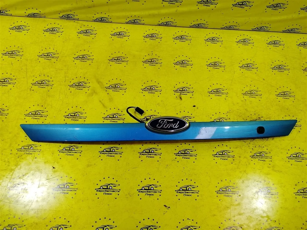 Молдинг крышки багажника Ford Focus 1581833 2