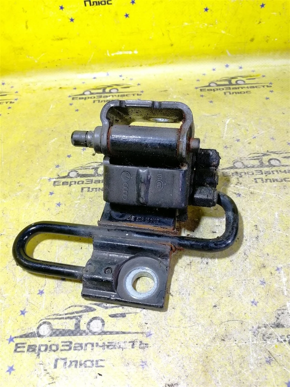 Петля двери Audi A4 8E0831411E B7, передняя левая