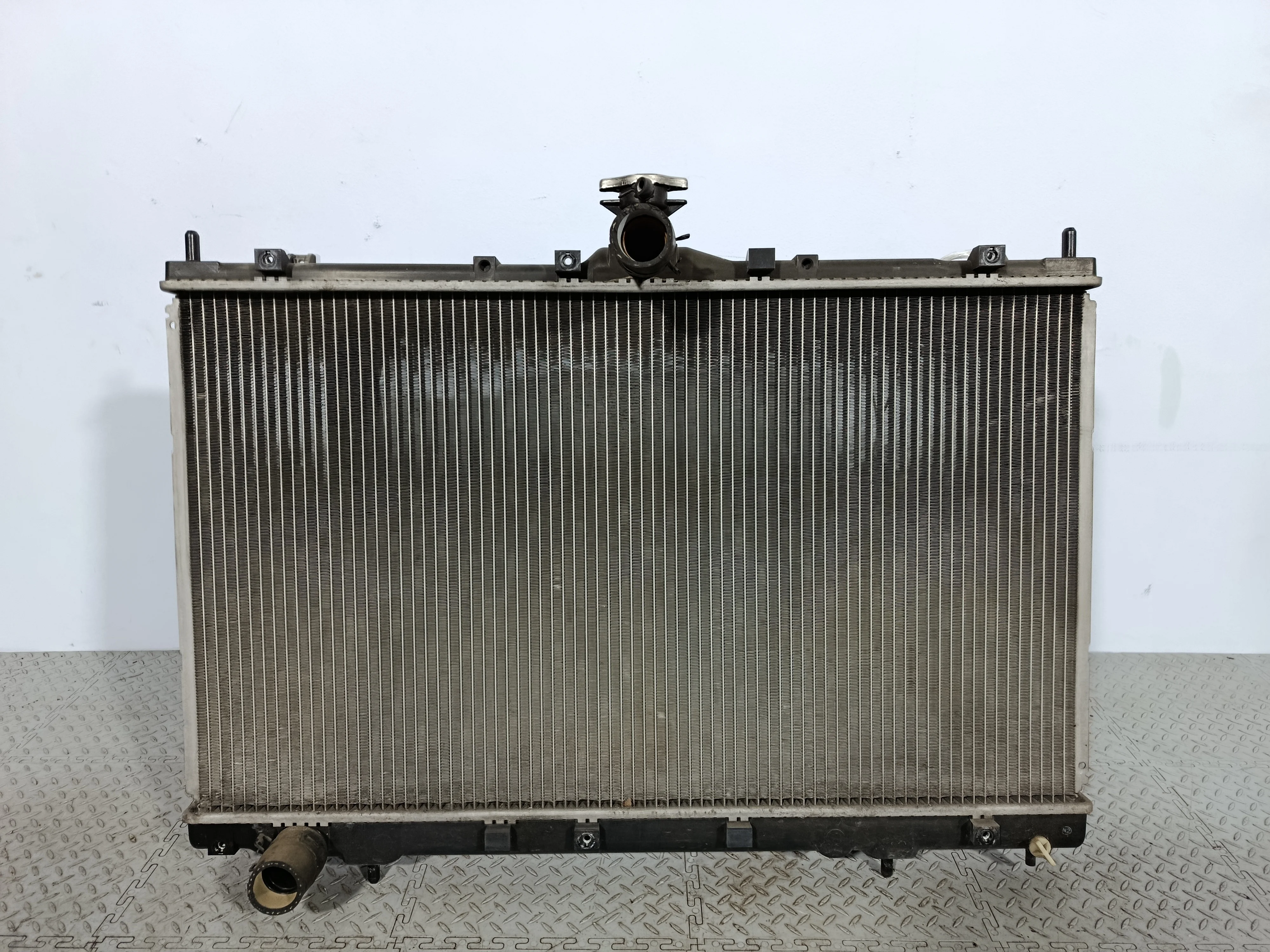 РАДИАТОР ДВИГАТЕЛЯ MITSUBISHI MR993566  KE587ZZ