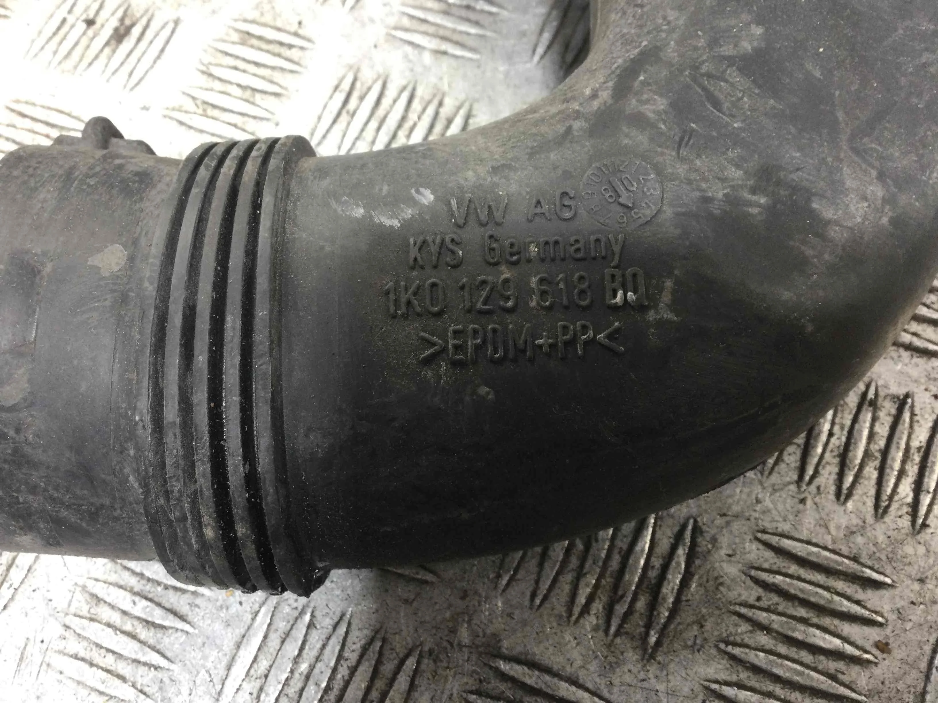 Патрубок воздушного фильтра Volkswagen Passat B6 (2005-2010) дизель 1.9 TDI Механика Седан