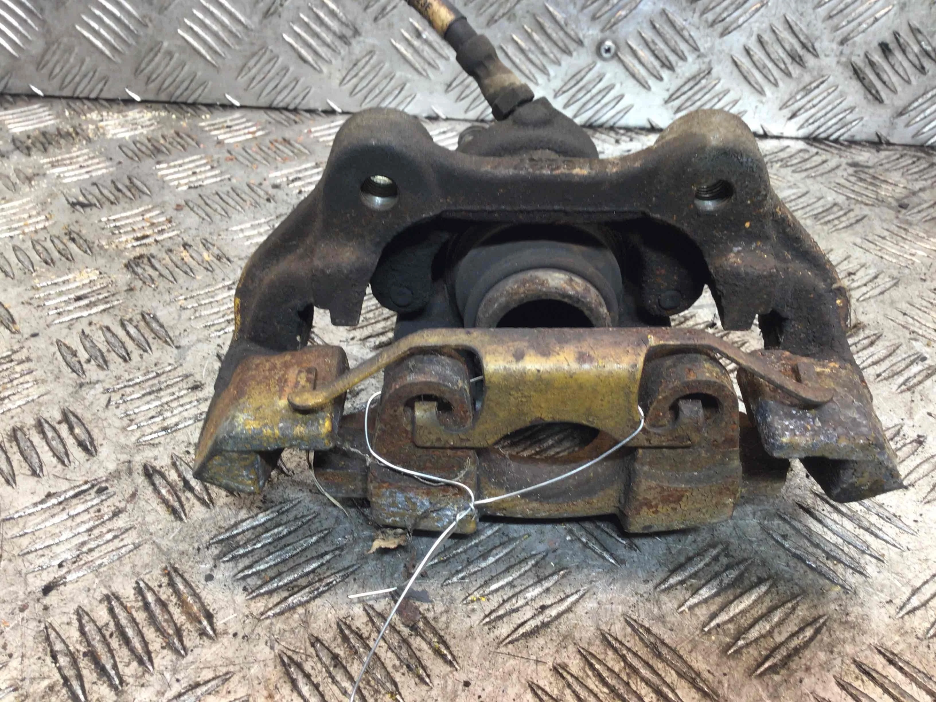 Суппорт задний левый Mercedes ML W164 (2005-2008) дизель 3.0 CDI Автомат Внедорожник