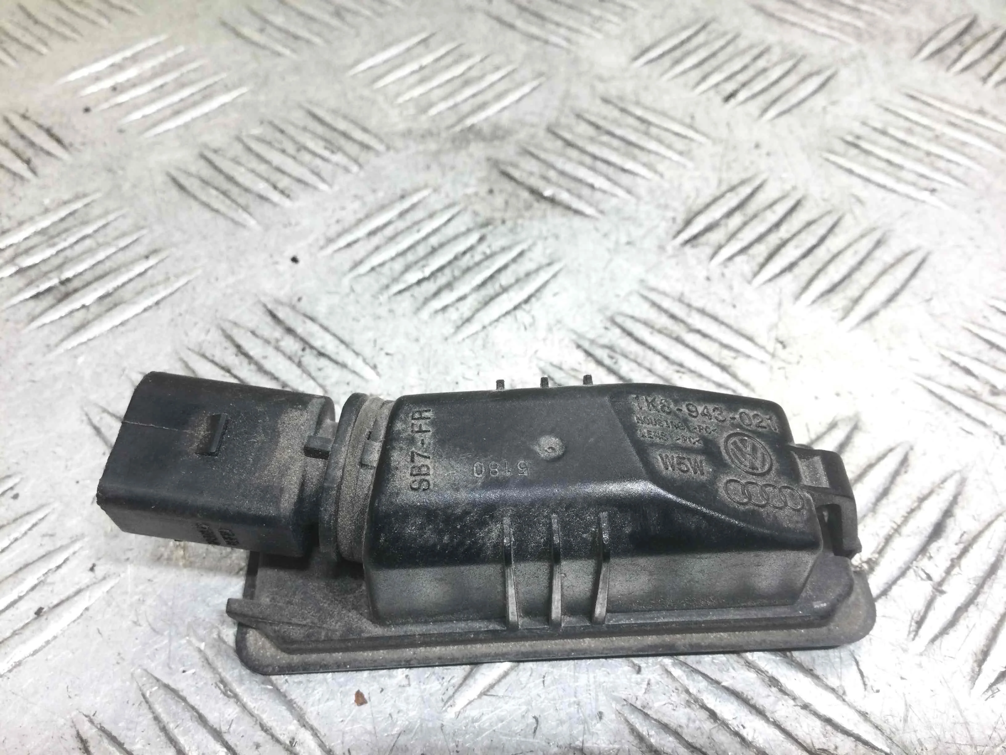 Подсветка номера Volkswagen Polo 5 поколение (2009-2015) бензин 1.4  Механика Х/б