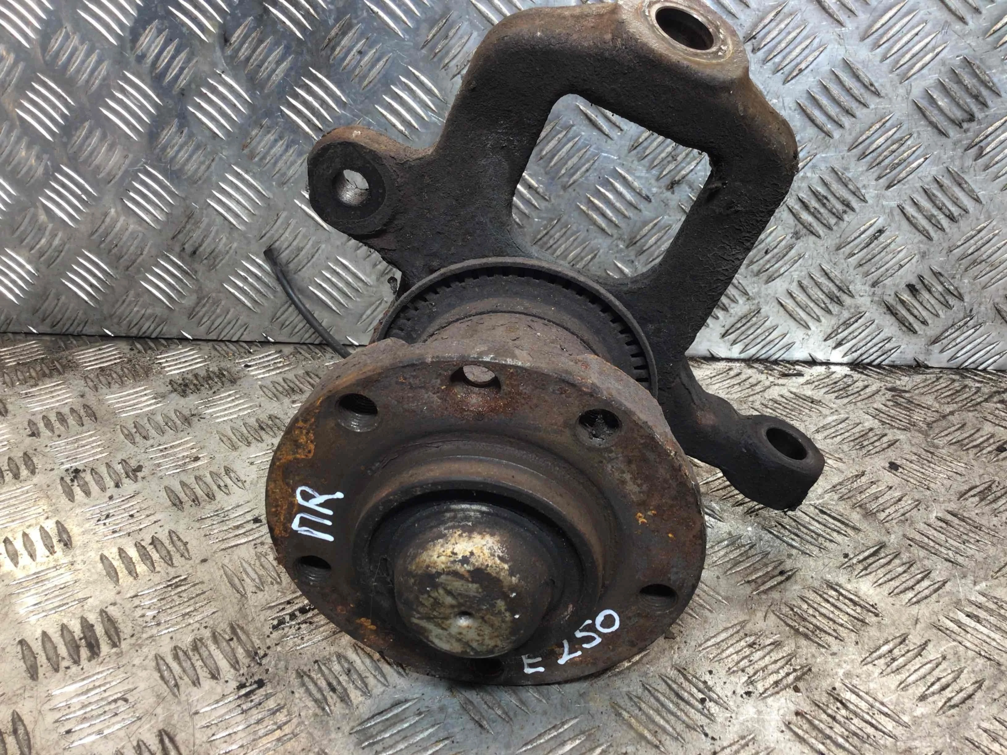 Ступица передняя левая Volkswagen LT 2 поколение (1996-2006) дизель 2.5 TD Механика Микроавтобус