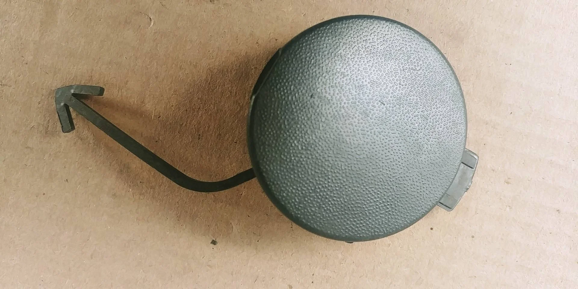 заглушка заднего бампера под крюк Volkswagen Tiguan  2009