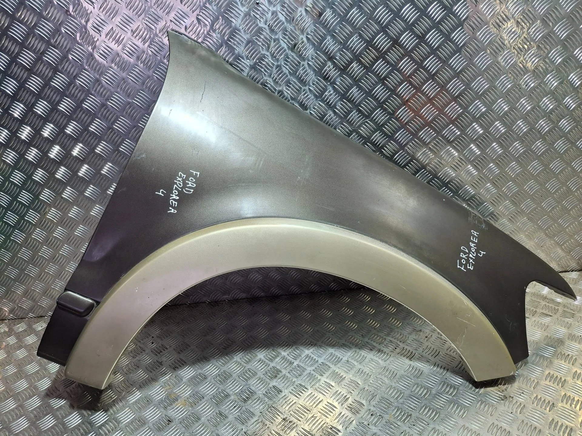 крыло переднее правое Ford Explorer 4  U251 U251  серый