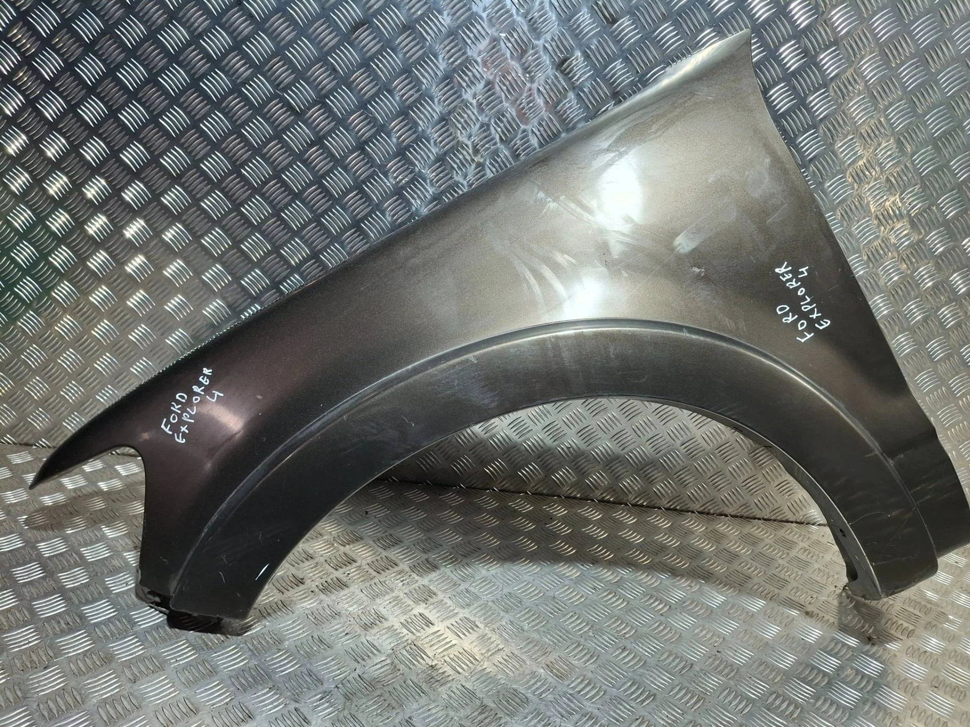 крыло переднее левое Ford Explorer 4  U251 U251  серый