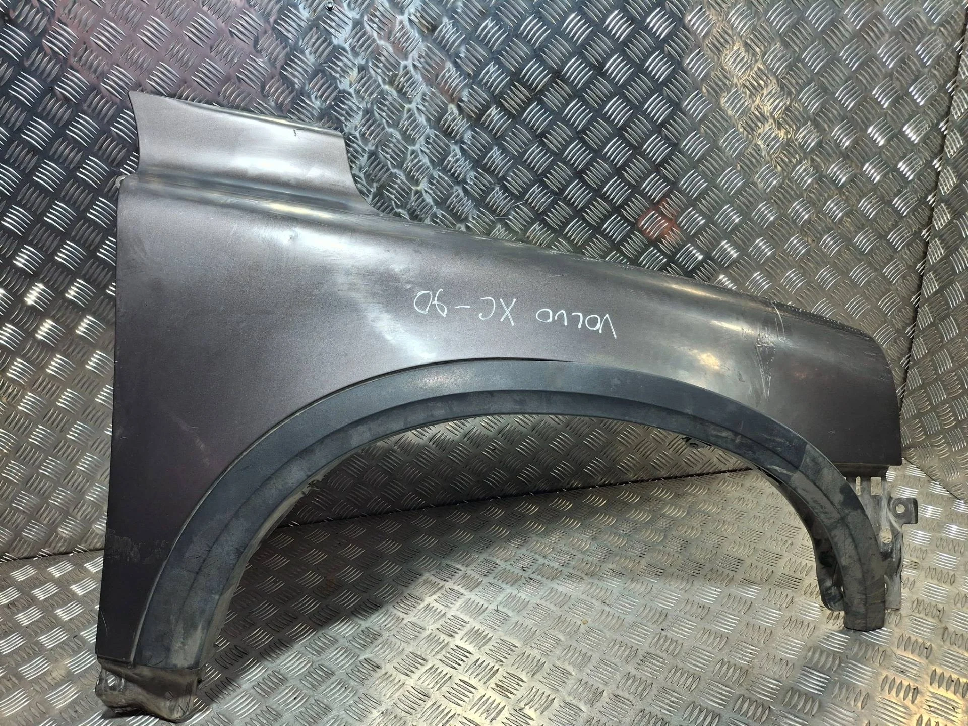 крыло переднее правое Volvo XC90   серый