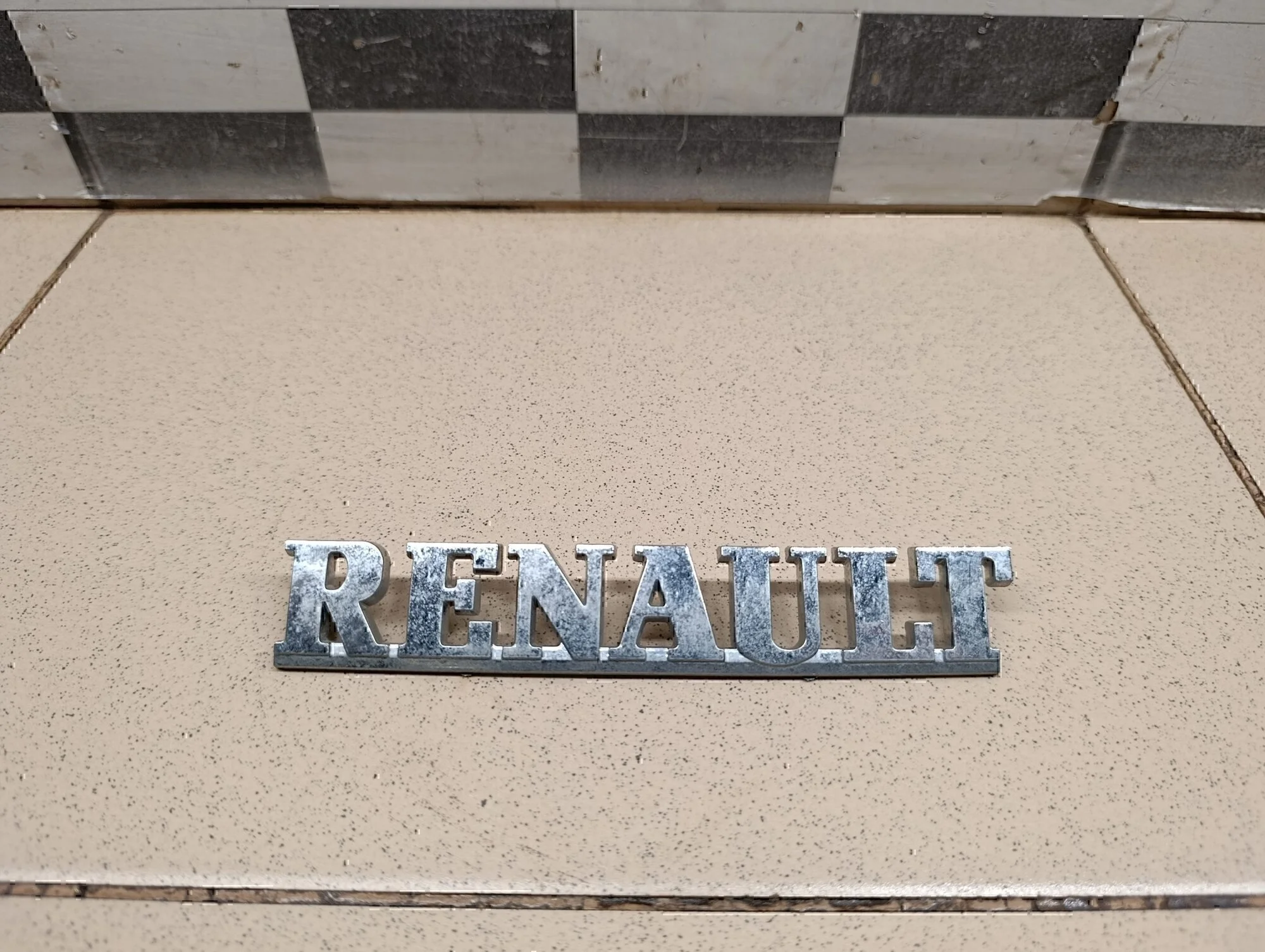 Эмблема на крышку багажника Logan 2005-2014