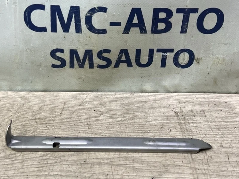 Кронштейн фары Volvo XC70 30678340 ХС70 3.2