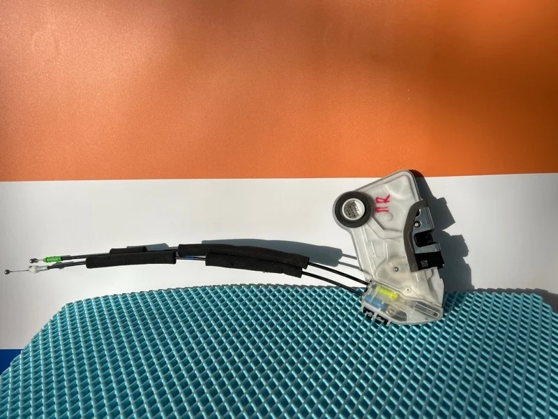 Замок двери Toyota Camry 2021 6903053130 GSV70 3.5 2GR-FKS, передний правый