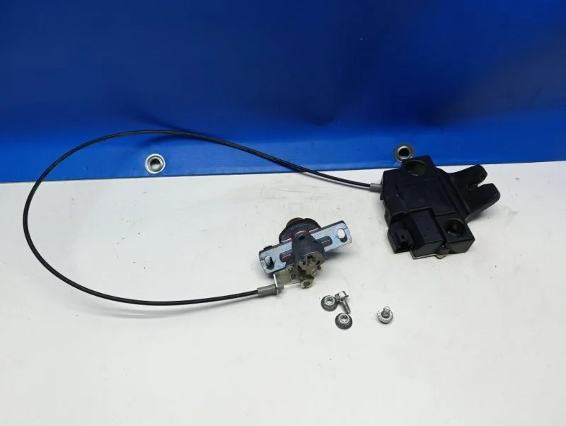 Замок крышки багажника Toyota Camry 2021 6460033150 GSV70 3.5 2GR-FKS
