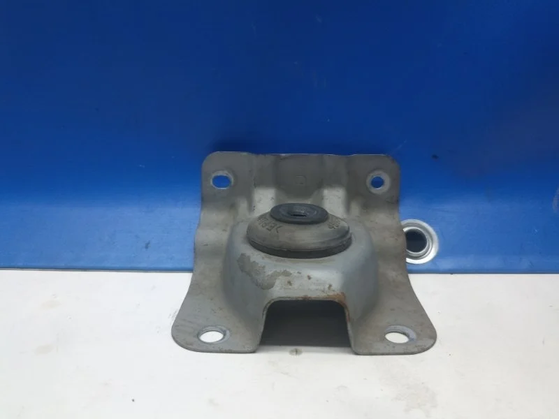 Кронштейн радиатора Subaru Legacy 2009 45135FE000 BL/BP