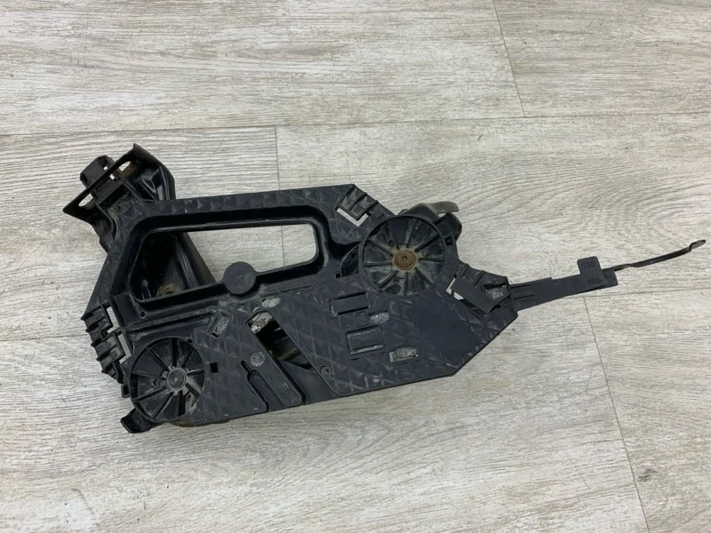 Кронштейн крепления фары SKODA OCTAVIA 2005 1Z0941585A УНИВЕРСАЛ BGU, правый