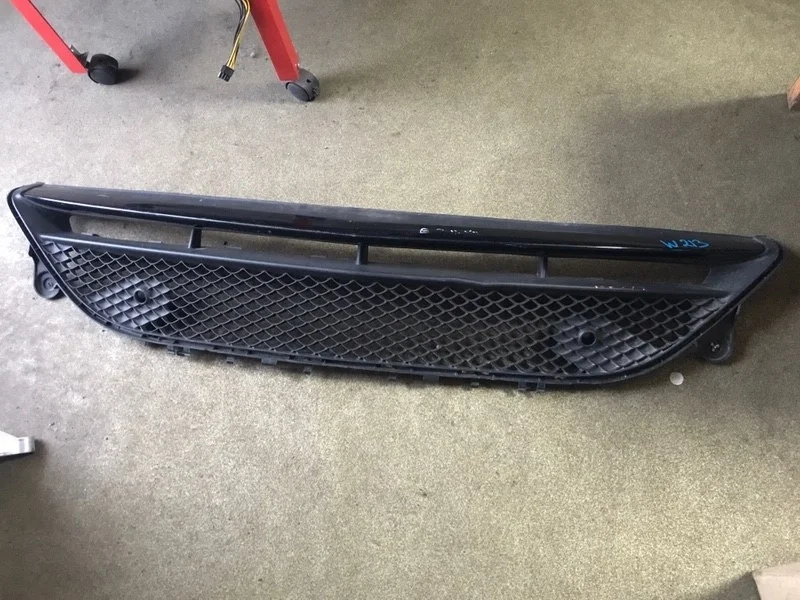 Решетка бампера Mercedes E A2138856900 W212, передняя