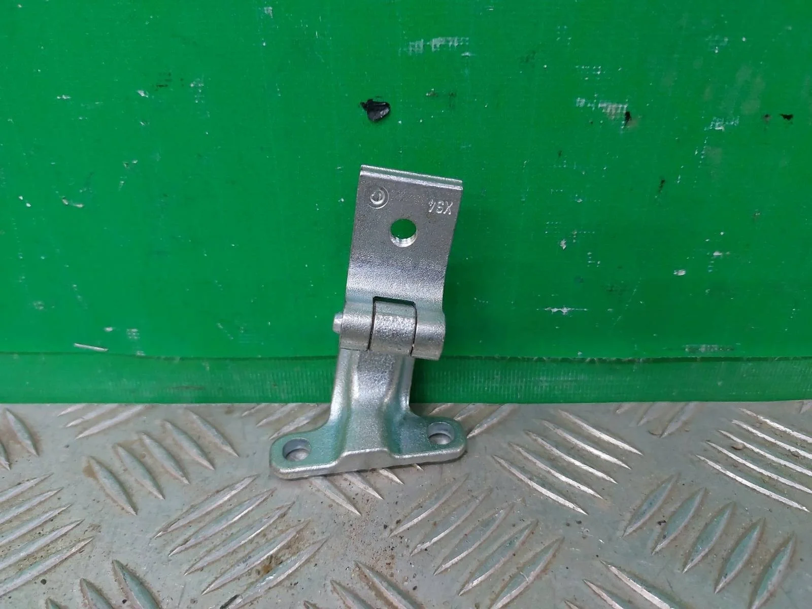 Петля двери багажника Skoda Octavia 2013-2020 A7 (5E)