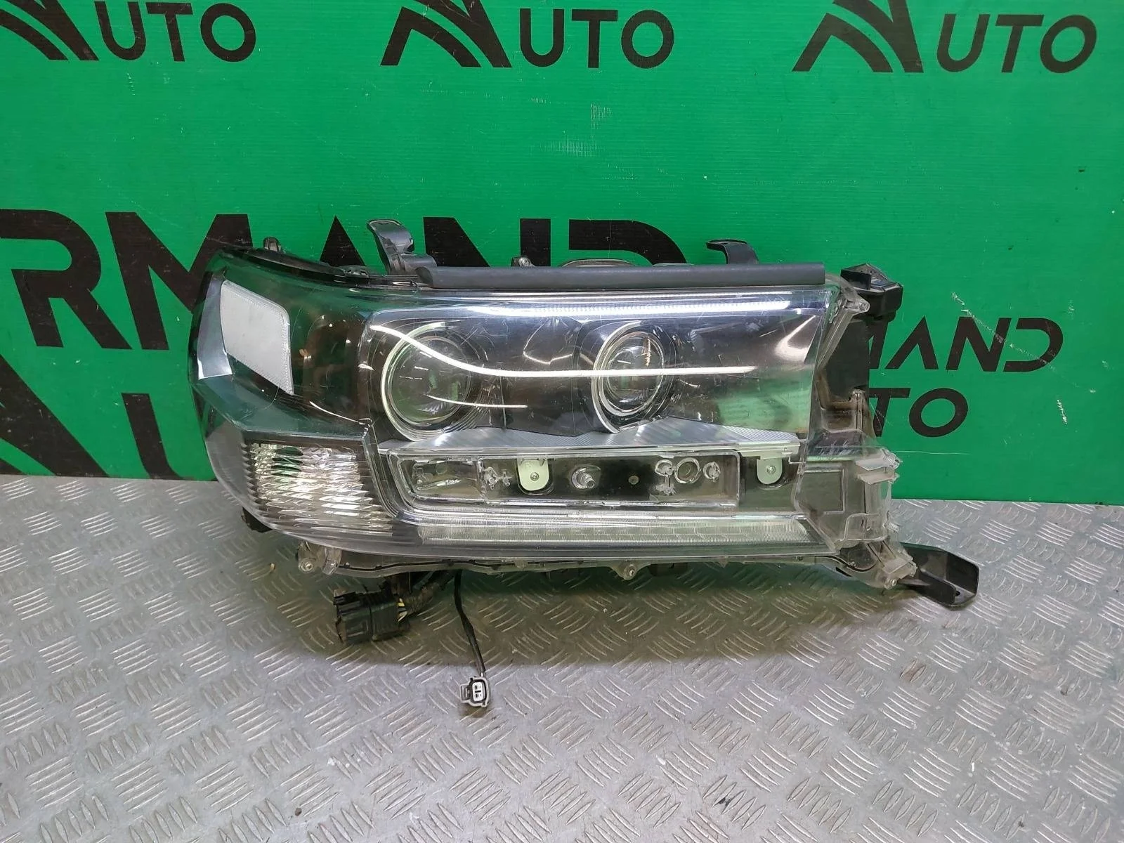 Фара Toyota Land Cruiser 2015-2021 200