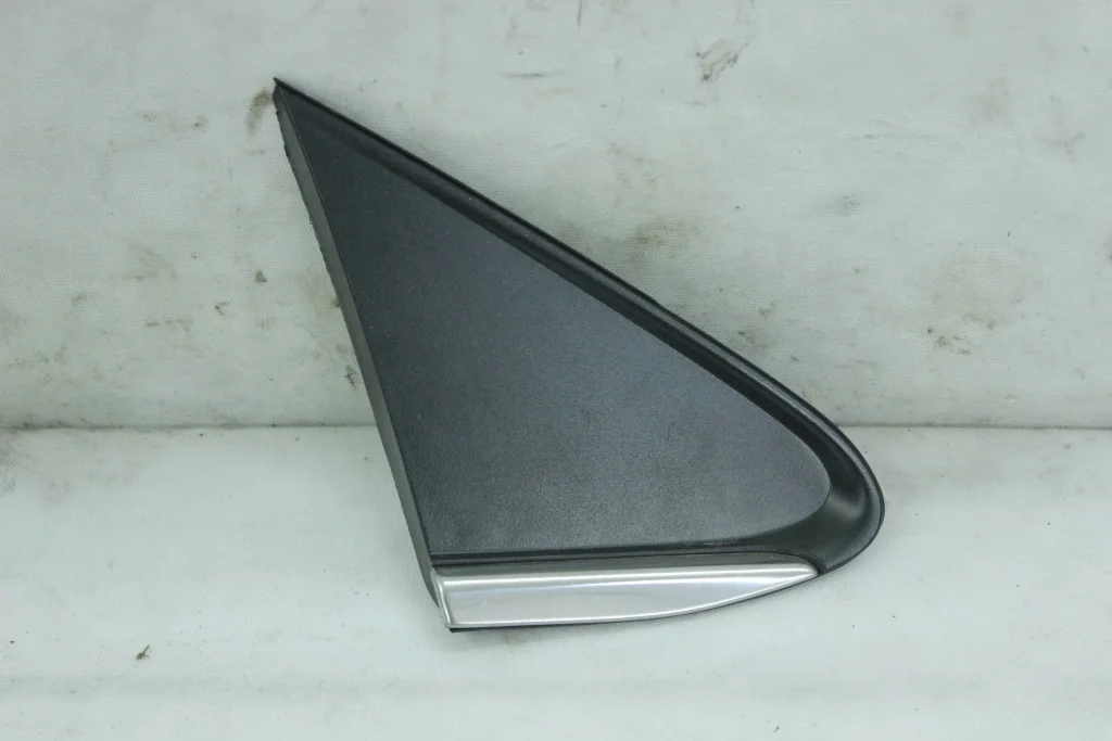 Заглушка форточка передняя правая Opel Mokka