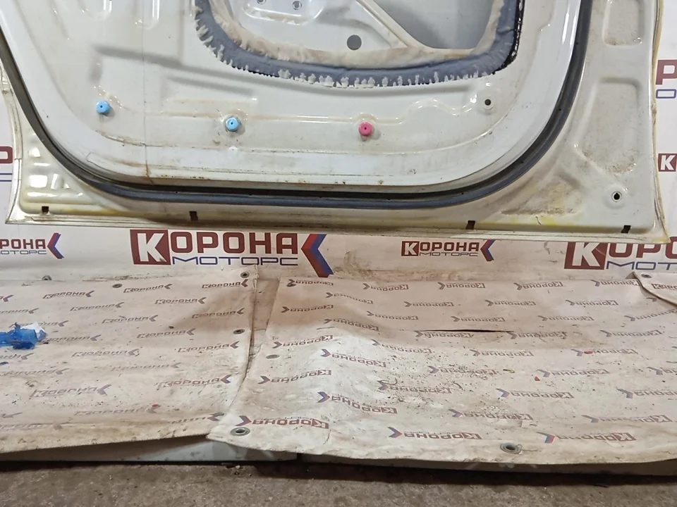 Дверь передняя правая (не под накладки) Б/У оригинал желтая