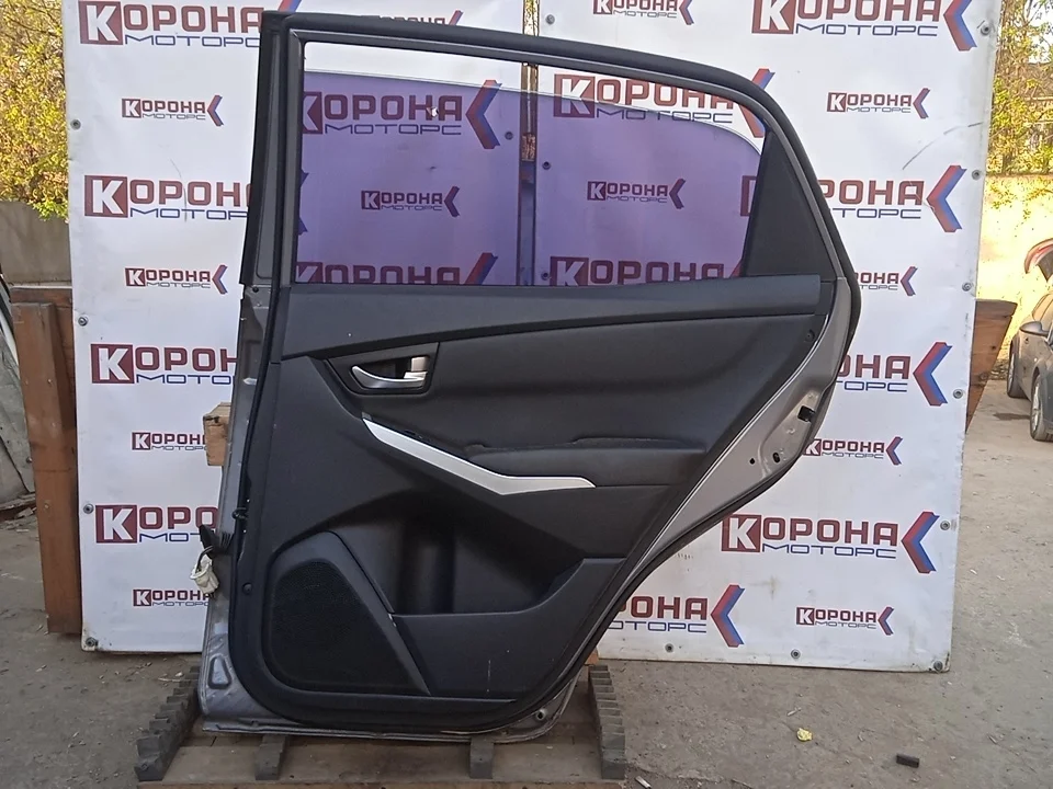 Дверь задняя правая Б/У мелкие царапины