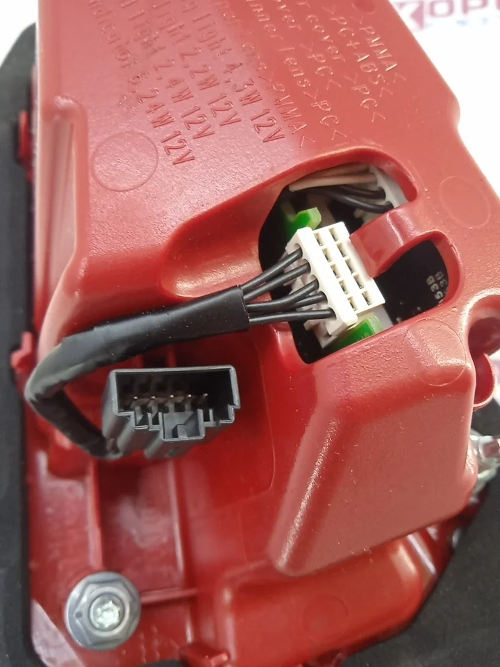 Фонарь задний левый внутренний AUDI A4 (LED) Без упаковки Мелкие потёртости