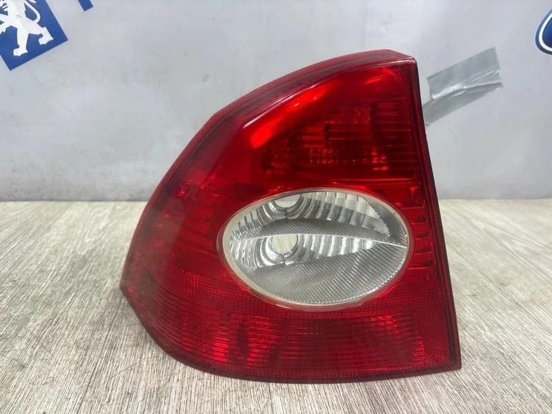 Задний фонарь FORD FOCUS 2006