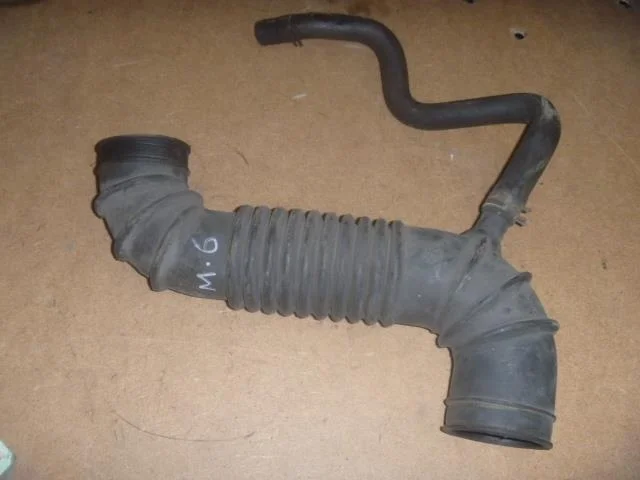 Б.у. патрубок воздушного фильтра MITSUBISHI PAJERO V46W MITSUBISHI PAJERO V46W 4M40 1993-2000